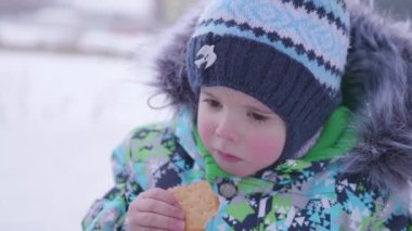 Çocuk kurabiyeleri kış açık yiyor. Temiz havada yürüyüş