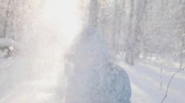 Bir çocuk kış havada oynar, çalışır, kar üstüne atar. Etkin açık spor