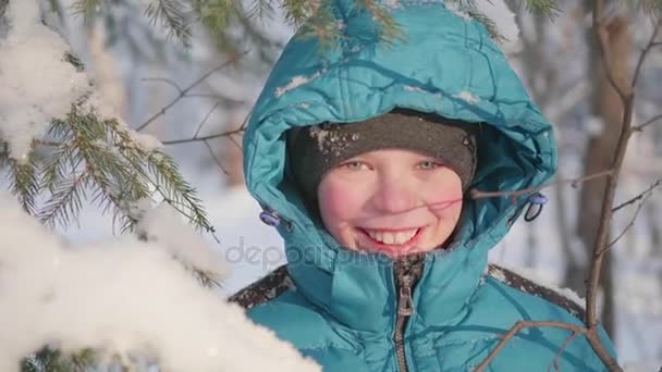青少年在冬季公园散步。重置树上的积雪。在清新的空气中漫步。健康的生活方式 — 图库视频影像