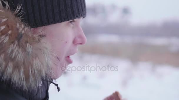 Uomo che beve tè caldo in inverno all'aperto nel parco. Stile di vita sano, camminare all'aperto — Video Stock