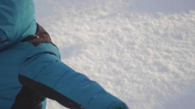 Çocuk kar yavaş içine düşüyor. Aktif spor açık havada. Kış güneşli gün