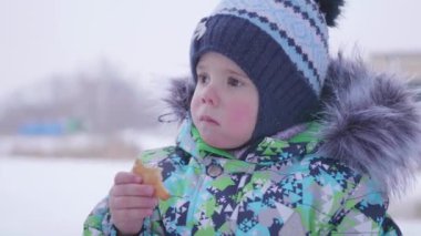 Çocuk kurabiyeleri kış açık yiyor. Temiz havada yürüyüş