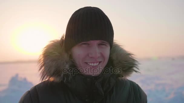 Hombre en invierno Park sonriente primer plano. Caminando al aire libre. Un estilo de vida saludable — Vídeo de stock
