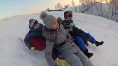 mutlu aile rides ve karlı roads.slow hareket üzerinde gülümseyen snowtube. kar kış manzara. açık havada spor