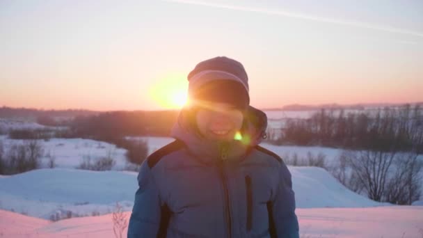 겨울 공원 미소에 십 대 얼굴 근접 촬영. 야외에서 걷고. 건강 한 라이프 스타일 — 비디오