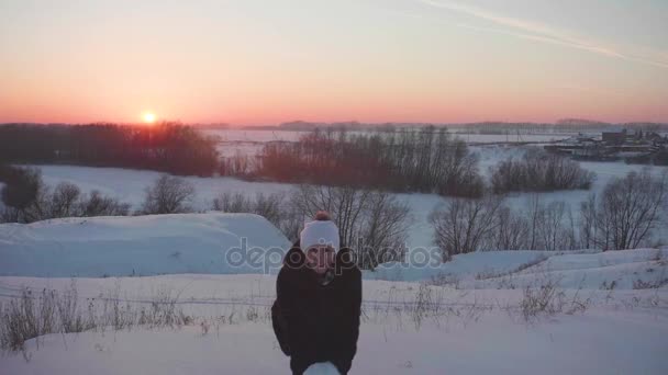 Flickan går i vinter woods, kastar snö, ler, skrattar. Promenader i den friska luften. Solnedgång — Stockvideo