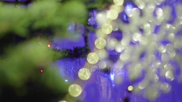 Natale e Capodanno Decorazione.Sbattendo ghirlanda. Luci dell'albero di Natale scintillanti. primo piano — Video Stock