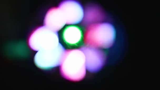 Bokeh de luces de colores en el club nocturno. la luz brillante de las lámparas — Vídeos de Stock
