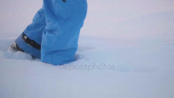 Πόδια closeup έρχεται μέσα από το βαθύ χιόνι. Με τα πόδια σε καθαρό αέρα — Αρχείο Βίντεο