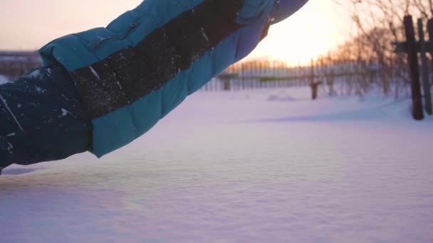 孩子在雪地里跌倒, 慢动作的效果。户外运动。积极的生活方式. — 图库视频影像