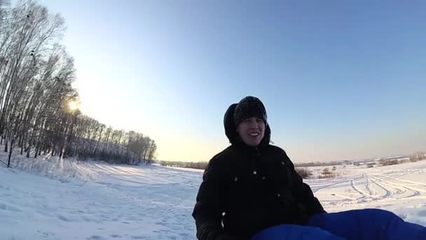 Mann reitet auf einem schneebedeckten Berg und fällt ab. Zeitlupe. verschneite Winterlandschaft. Sport im Freien — Stockvideo