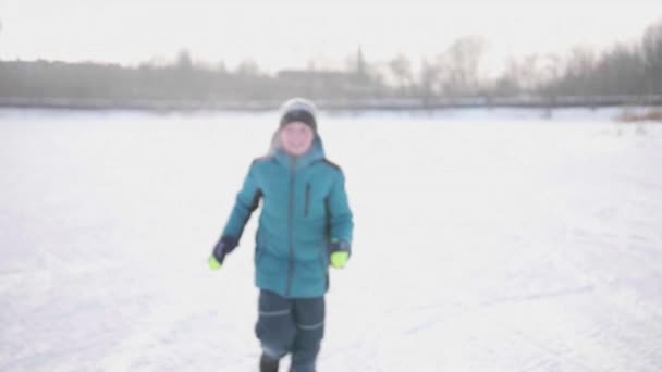 Έφηβος στο πάρκο χειμώνα κάνει σπορ. Εκτελέστε σε εξωτερικούς χώρους χειμώνα. Υγιεινός τρόπος ζωής — Αρχείο Βίντεο
