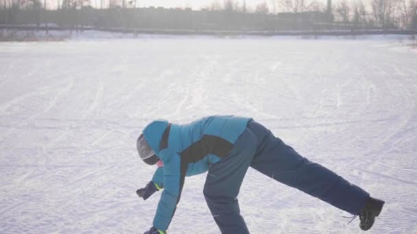 Adolescente en el parque de invierno haciendo deportes. Hacer ejercicios de gimnasia en invierno al aire libre. Estilo de vida saludable — Vídeos de Stock