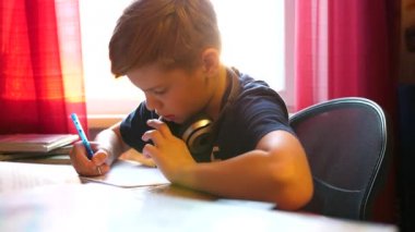 Oturan çocuk okul Danışma ve iş yok. Okul eğitimi. Camın güneş ışınları.