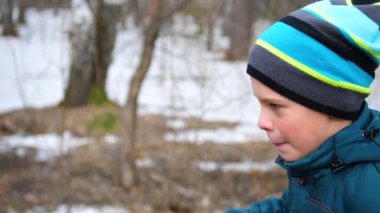 Bir genç adam zanimaetsya açık havada spor. Kış Park sabah dürtmek