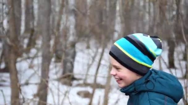 Zanimaetsya młody facet Sport na świeżym powietrzu. Poranny jogging w parku zimowym — Wideo stockowe