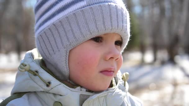 Un niño pequeño camina por el parque. Cara de cerca. Diversión y juegos al aire libre . — Vídeos de Stock