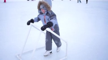 Çocuk paten yapmak için eğitilir. Artistik patinaj eğitimi aldım. Açık hava sporları