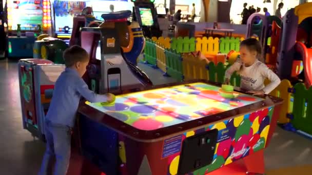 НОВОСИБИРСК, РОССИЯ -2 ноября 2019 года: Дети играют в аэрохоккей в игровом центре — стоковое видео