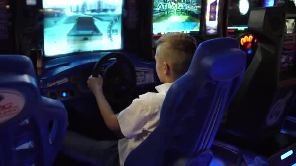 Novosibirsk, Rusland -2 november 2019: Kind speelt autosimulator in het Game Center — Stockvideo