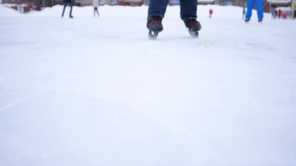 La lame des patins traverse la glace. Le joueur de hockey freine sur la glace. Gros plan sur les patins de hockey . — Video