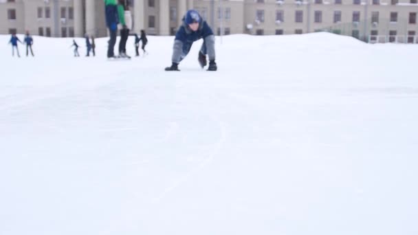 De man schaatst en valt. Hockey speler valt op het ijs. — Stockvideo