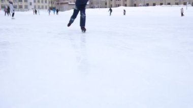 Patenlerin bıçağı buzu delip geçer. Hokey oyuncusu buzda fren yapıyor. Hokey patenlerine yakın çekim.