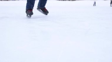 Patenlerin bıçağı buzu delip geçer. Hokey oyuncusu buzda fren yapıyor. Hokey patenlerine yakın çekim.