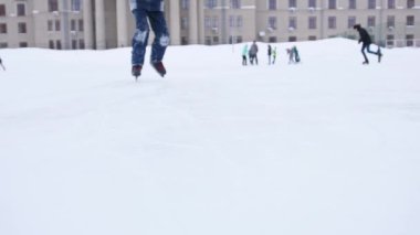 Patenlerin bıçağı buzu delip geçer. Hokey oyuncusu buzda fren yapıyor. Hokey patenlerine yakın çekim.
