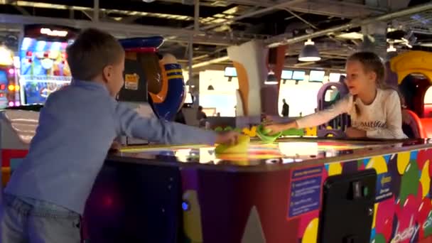 Novosibirsk, Rusko -2. listopadu 2019: Děti hrají aerohokej ve Game Center — Stock video