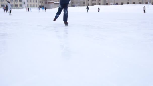 Čepel bruslí prořezává led. Hokejista dělá brzdy na ledě. Detailní záběr na hokejové brusle.