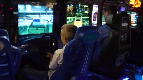 NOVOSIBIRSK, RUSIA - 2 de noviembre de 2019: Niño jugando autosimulador en el Game Center — Vídeos de Stock