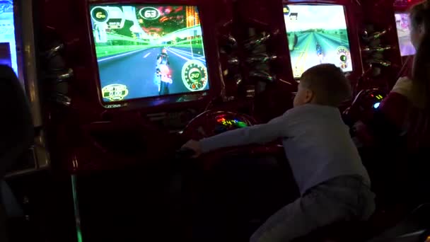 Novosibirsk, Rusko -2. listopadu 2019: Dítě hraje autosimulátor ve Game Center — Stock video