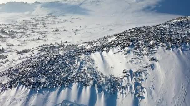 Zasněžené vrcholky hor. Letecký průzkum — Stock video