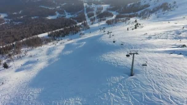 Skipiste. Skiërs en snowboarders klimmen naar de top van de berg — Stockvideo