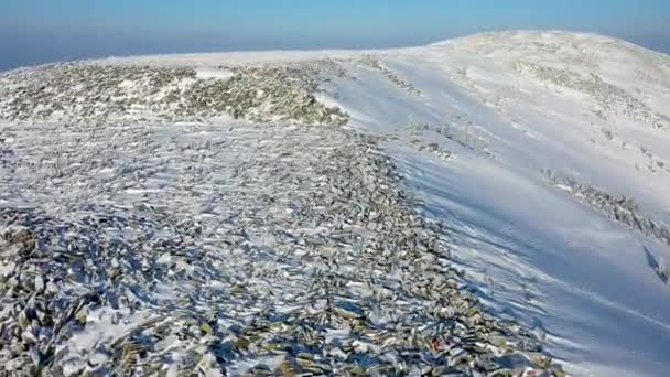 No topo de uma montanha coberta de neve. Inquérito aéreo — Vídeo de Stock