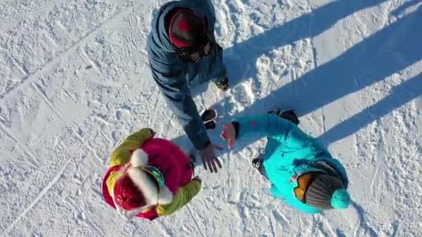 若者の上から間近で手を合わせます。山を下る前に、団結とチームワークを実証し、手のスタックを持つスキーヤーやスノーボーダー. — ストック動画