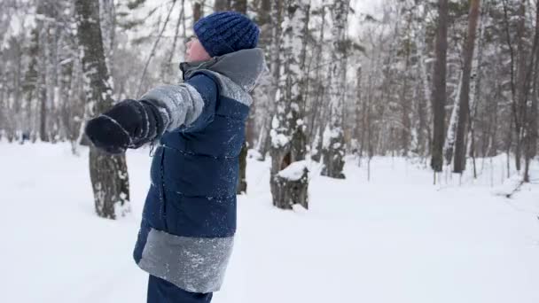 Ett barn faller i snön i slowmotion. Snöstorm. Sport utomhus. Aktiv livsstil. — Stockvideo