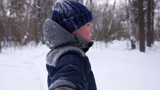 Un niño cae en la nieve en cámara lenta. Una tormenta de nieve. Deportes al aire libre. Estilo de vida activo . — Vídeo de stock