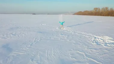 kız kış ormanda yürür, kar, gülümsüyor, kahkaha atar. Temiz havada yürüyüşler.