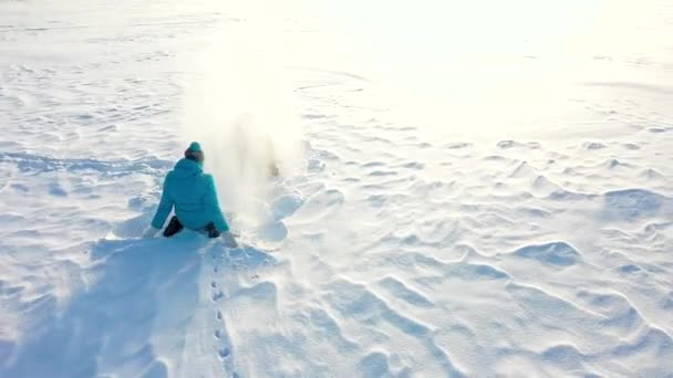 Girl and boy throw snow on each other and enjoy it in the winter Park. Winter walks in the Park. The laughter and joy of family. — Stockvideo