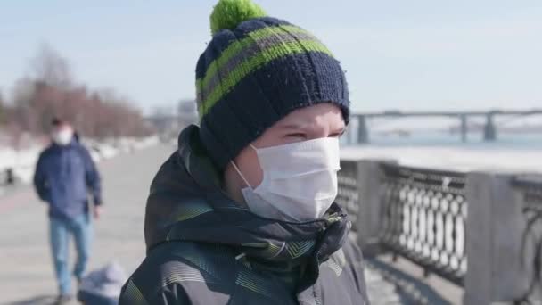 Un tipo con una máscara protectora en la calle. Prevención y protección de la salud y la seguridad de la vida. Coronavirus N1H1, covid-19, pandemia en el mundo . — Vídeo de stock