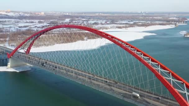 Vuelo en avión no tripulado sobre el río. Puente Vansu. Paisaje invierno — Vídeos de Stock