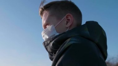 Koruyucu maskeli adam sokakta kalıyor. Sağlık ve can güvenliğinin önlenmesi ve korunması. Coronavirus N1H1, covid-19, dünyada bir salgın..
