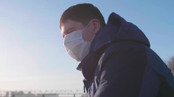 Een man met een beschermend masker op straat. Preventie en bescherming van de gezondheid en de veiligheid van het leven. — Stockvideo