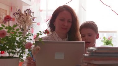 Küçük bir çocuğun varlığında evde uzaktan çalışma. İnternette çalışıyorum. Kişisel Tecrit