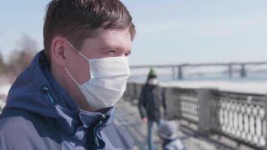 Sokakta koruyucu maskeli bir adam. Sağlık ve can güvenliğinin önlenmesi ve korunması.