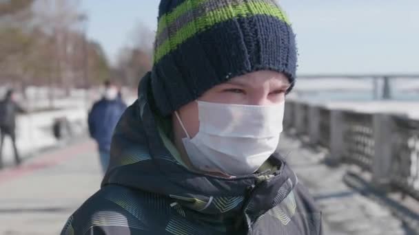 Een man met een beschermend masker op straat. Preventie en bescherming van de gezondheid en de veiligheid van het leven. — Stockvideo