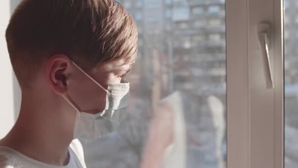 Koruyucu maskeli okul çocuğu hastanede. Sağlık ve can güvenliğinin önlenmesi ve korunması. — Stok video