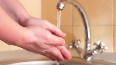 Yürüyüşten sonra ellerini sıcak su ve sabunla yıka mikropların ya da virüslerin kirli ellerden geçmesini engelle. Sağlık ve can güvenliğinin önlenmesi ve korunması.